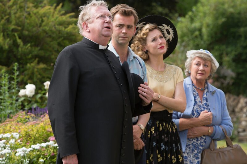 Father Brown (Mark Williams l.), Sid Carter (Alex Price, 2.v.l.), Lady Felicia (Nancy Carroll, 2.v.r.) und Mrs. McCarthy (Sorcha Cusack, r.) halten stets zusammen. – Bild: ZDF und Gary Moyes