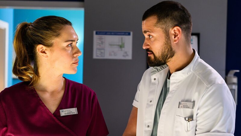 Betty (Henrike Hahn) und der neue Arzt Dr. Tarik ?ahin (Nicolas Fethi Türksever) rasseln aneinander, als dieser mit seinem eigenwilligen Verhalten wiederholt die Grenzen überschreitet. – Bild: Willi Weber