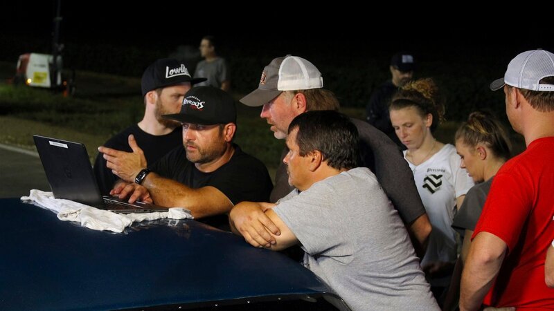 Carp and crew go over some data after Midget’s controversial race against Ronnie Pace. – Bild: Discovery Channel /​ Discovery Communications