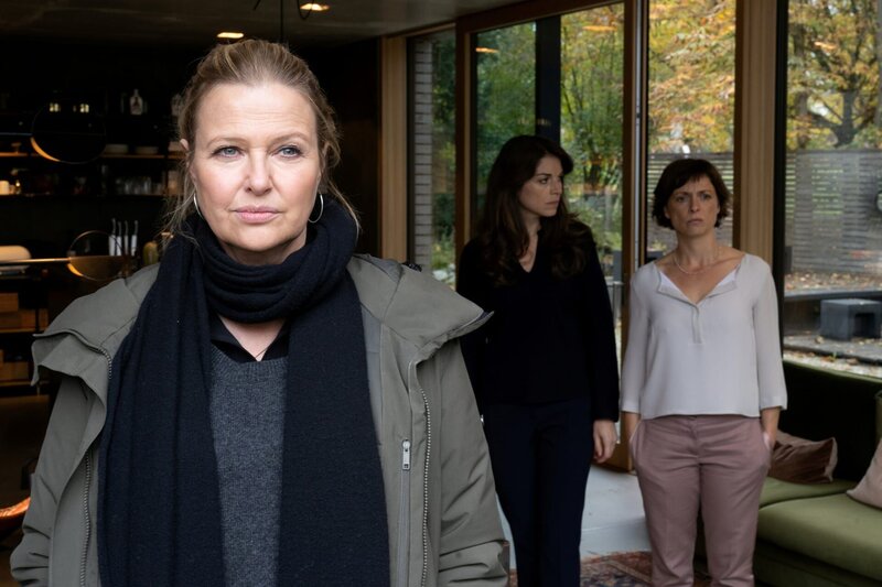 Vera Lanz (Katharina Böhm, l.) findet heraus, dass das Mordopfer Jana Spengler noch vor Kurzem in einer psychiatrischen Klinik war. Was hat ihre Therapeutin Andrea Bechtholt (Julia Brendler, r.) zu verbergen? – Bild: ZDF/​Michael Marhoffer