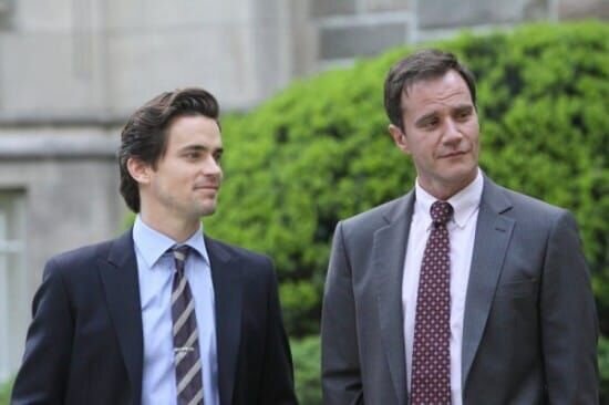 v.li.: Neal (Matt Bomer) und Agent Peter Burke (Tim DeKay) untersuchen einen Kunstraub, bei dem Neals frühere Vorgehensweise äußerst raffiniert kopiert wurde. – Bild: Warner TV Serie