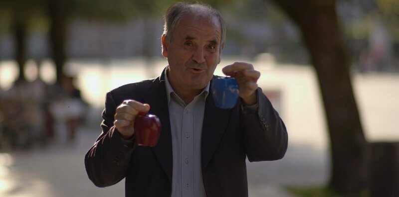 Physiker Dragan Hajdukovic erklärt die Gravitationstheorie mithilfe von Äpfeln. – Bild: ZDF und Discovery Communications