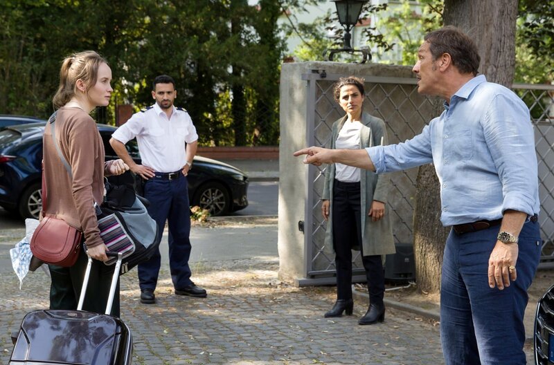 Fahri Celik (Hassan Akkouch, 2.v.l.) und Jasmin Sayed (Sesede Terziyan, 2.v.r.) beobachten, wie Klaus Heppendorf (Max Gertsch, r.) seiner Tochter Sophie Heppendorf (Ada Philine Stappenbeck, l.) droht. – Bild: Degeto Film GmbH /​ Vertrieb: Studio Hamburg Enterprises GmbH