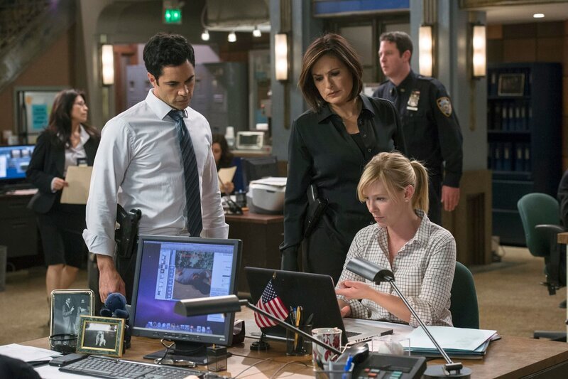LAW & ORDER: SPECIAL VICTIMS UNIT -- „October Surprise“ Episode 1506 -- Pictured: (l-r) Danny Pino as Detective Nick Amaro, Mariska Hargitay as Detective Olivia Benson, Kelli Giddish as Detective Amanda Rollins. – Bild: NBCUniversal Media, LLC