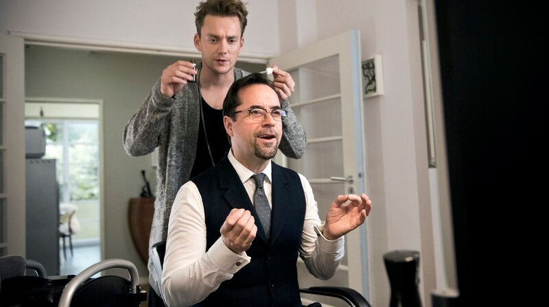 Jan Dose (Friseur Christian), Jan Josef Liefers (Prof. Boerne). – Bild: WDR/​Martin Menke