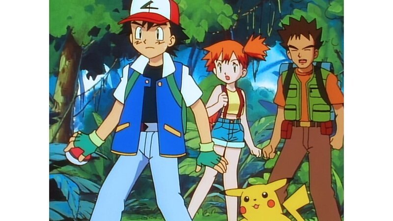 Ash und seine Freunde erreichen die Safari-Zone, wo Pokémon in Hülle und Fülle leben. Ash will sofort ein Pokémon fangen, wird jedoch von Ranger Rocky wegen vermeintlicher Wilderei festgenommen. – Bild: RTLZWEI