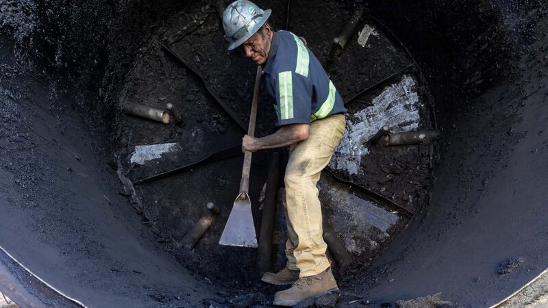 Mike Rowe posiert in einem Brennofen auf der Biochar Now 18. – Bild: Warner Bros. Discovery, Inc. or its subsidiaries and affiliates.