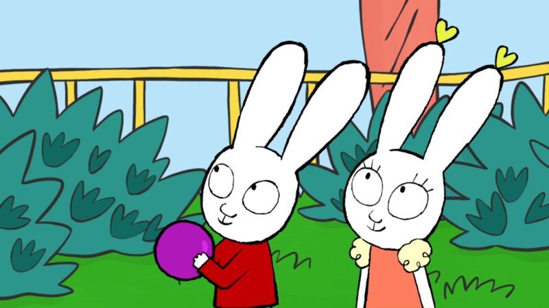 Simon (l.) und Lou (r.) haben im Park einen versteckten Basketballplatz entdeckt und probieren sich im Körbe werfen. – Bild: GO-N Productions 2016
