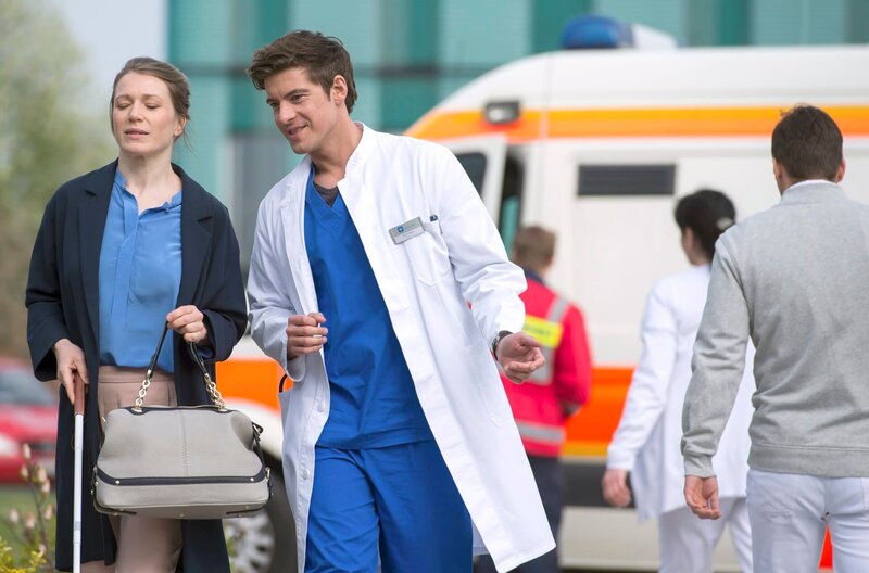 Ben Ahlbeck ist sehr angetan von der blinden Stimmanalystin Anett Albrecht. – Bild: ARD/​Jens Ulrich Koch