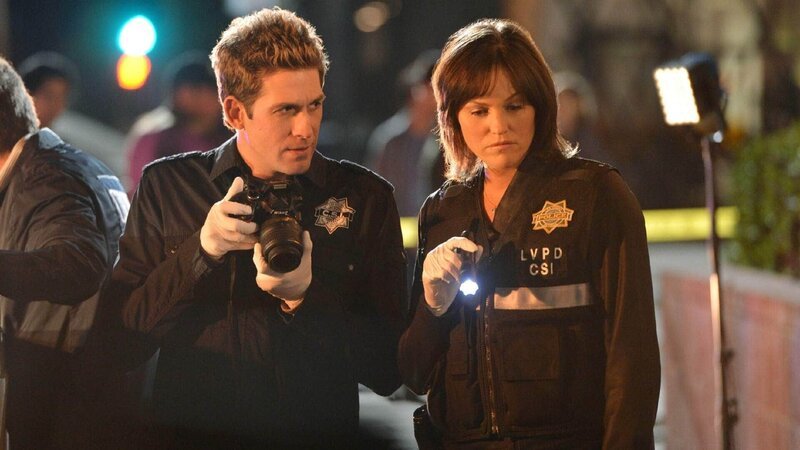 Gregs (Eric Szmanda) und Saras (Jorja Fox) neuester Fall ist ein ermordeter Elvis-Imitator, in dessen Nähe eine erdolchte Turmkrähe gefunden wird. – Bild: MG RTL D