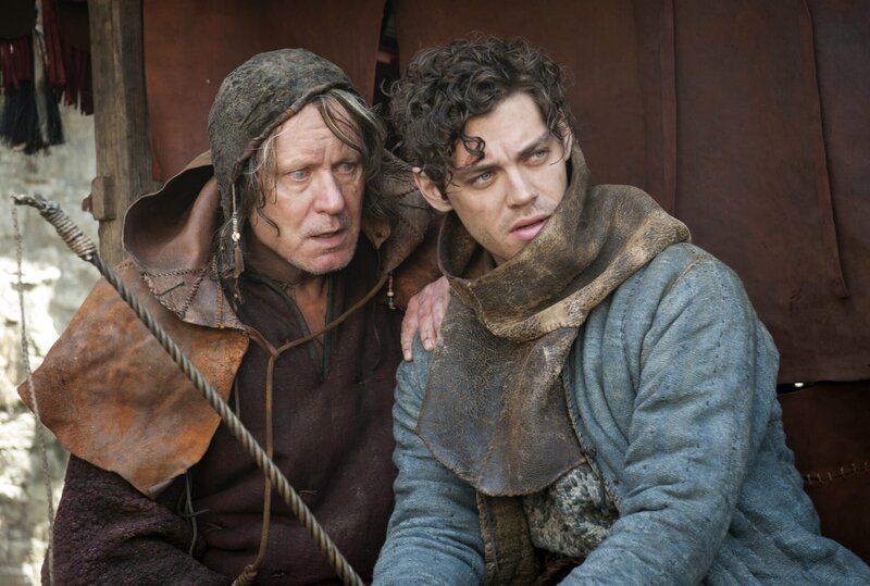 Rob (Tom Payne, re.) bemerkt, dass sein väterlicher Freund, der Bader (Stellan Skarsgård), allmählich sein Augenlicht verliert. – Bild: ARD Degeto/​ARD Degeto/​UFA Cinema