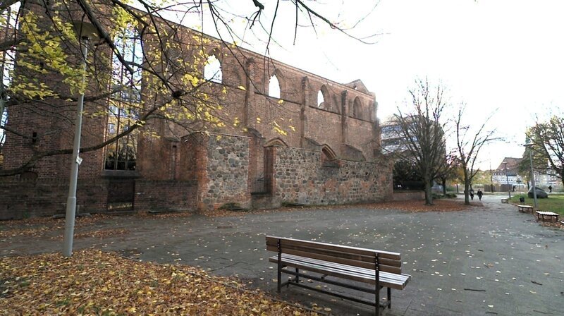In dieser alten Klosterruine in Berlin-Mitte wurde 2015 ein junger Israeli umgebracht. – Bild: ZDF und Stefan Skwara.
