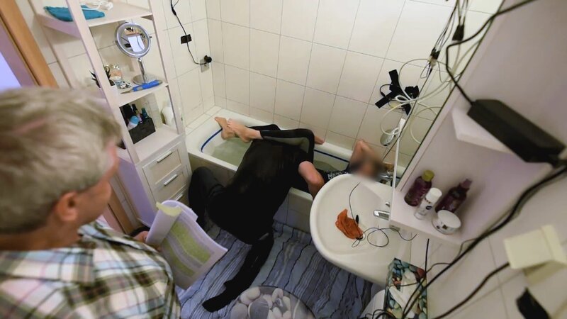 Die Beamten stellen am Original-Tatort einen Tötungsdelikt in einer Badewanne nach. – Bild: ZDF und Polizei Rostock./​Polizei Rostock