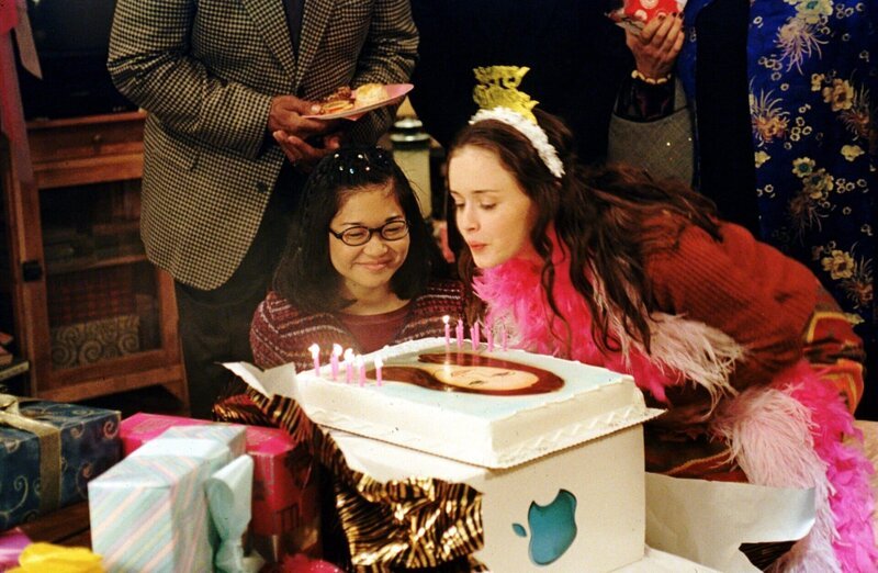 Rorys (Alexis Bledel, r.) Geburtstag steht kurz bevor und Chaos ist vorprogrammiert. Wird es Lane (Keiko Agena, l.) und Rorys restlichen Freunden gelingen, für sie die perfekte Feier zu organisieren? – Bild: 2000 Warner Bros. Lizenzbild frei