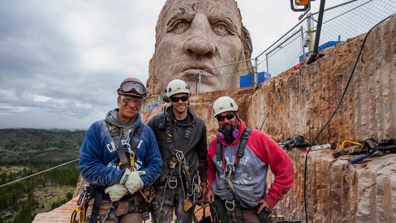 Mike Rowe (l.) steht vor der Fassade des Crazy Horse Memorials – Bild: Discovery Communications LLC.