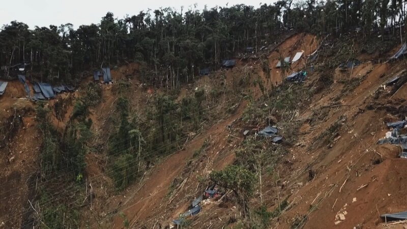Die Stollen im Berg werden notdürftig mit Planen abgedeckt. Erdrutsche sind eine ständige Gefahr. – Bild: ZDF, CAPA PRESSE