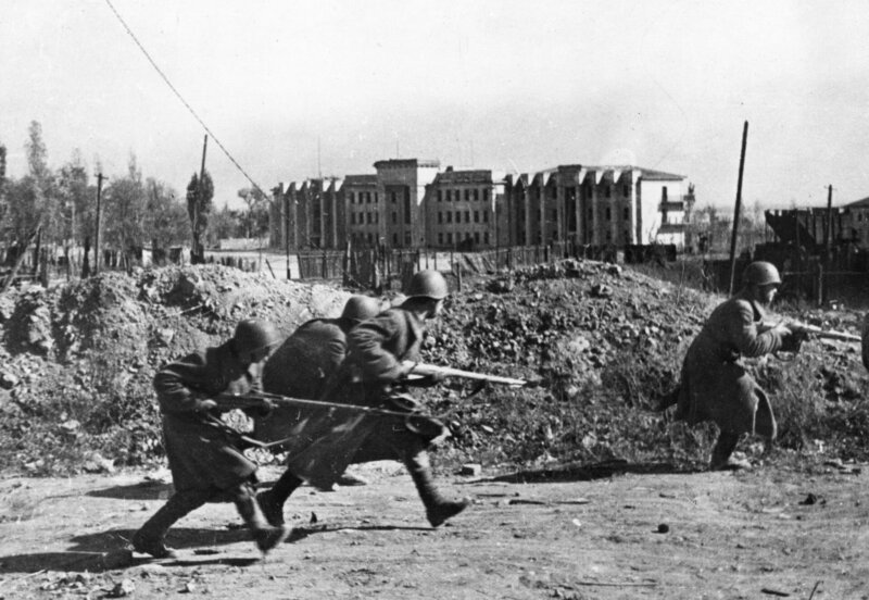 Was vor 80 Jahren mit der Kapitulation der 6. Armee endete, war einer der großen Wendepunkte des Zweiten Weltkrieges. Die langen Schatten der Schlacht von Stalingrad reichen bis in die Gegenwart. „ZDF-History“ geht auf Spurensuche. – Bild: PhotoQuest/​Getty Images