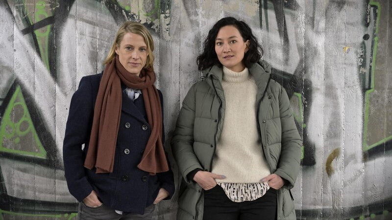 Von links: Tamara Meurer (Anja Pahl), Pauline Hobrecht (Agnes Kiyomi Decker) – Bild: Christiane Pausch, ZDF