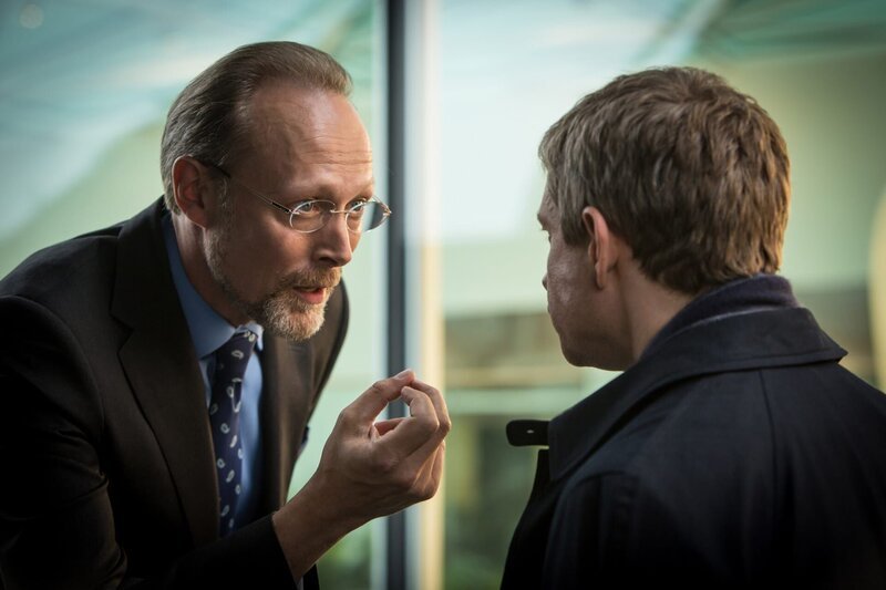 Charles Magnussen (Lars Mikkelsen, li.) macht sich einen Spaß daraus, John Watson (Martin Freeman) zu demütigen. – Bild: Robert Viglasky /​ Hartswood Fil