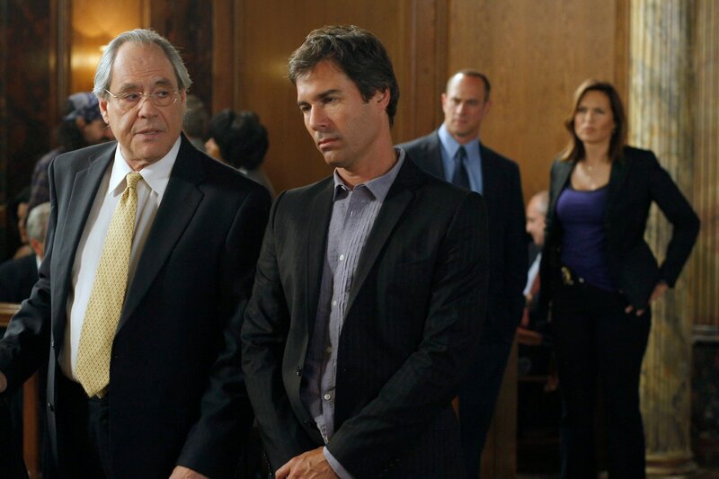 (l-r) Robert Klein as Attorney Dwight Stanich, Eric McCormack as Vance Shepard, Christopher Meloni as Det. Elliot Stabler, Mariska Hargitay as Det. Olivia Benson – Bild: NBC Universal, Inc /​ 13TH STREET