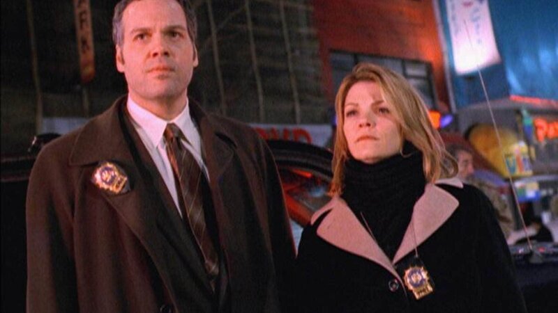 Detective Goren (Vincent D’Onofrio) und Detective Eames (Kathryn Erbe) haben ein Problem: Der Hauptverdächtige ist ein Undercover-Agent des FBI. – Bild: MG RTL D
