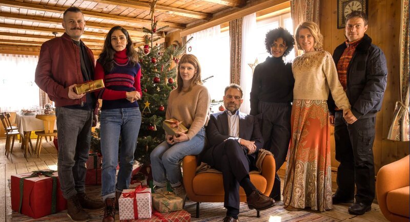 V. li. n. re.: Till (Manuel Rubey), Shirin (Pegah Ferydoni), Bea (Sarah Bauerett), Jerry (Juergen Maurer), Nicole (Dennenesch Zoudé), Andrea (Maria Furtwängler), Horst (Leo Reisinger) – Bild: ARD Degeto/Mona Film/Atalante Film/Heinz Laab V. li. n. re.: Till (Manuel Rubey), Shirin (Pegah Ferydoni), Bea (Sarah Bauerett), Jerry (Juergen Maurer), Nicole (Dennenesch Zoudé), Andrea (Maria Furtwängler), Horst (Leo Reisinger) – Bild: ARD Degeto/Mona Film/Atalante Film/Heinz Laab