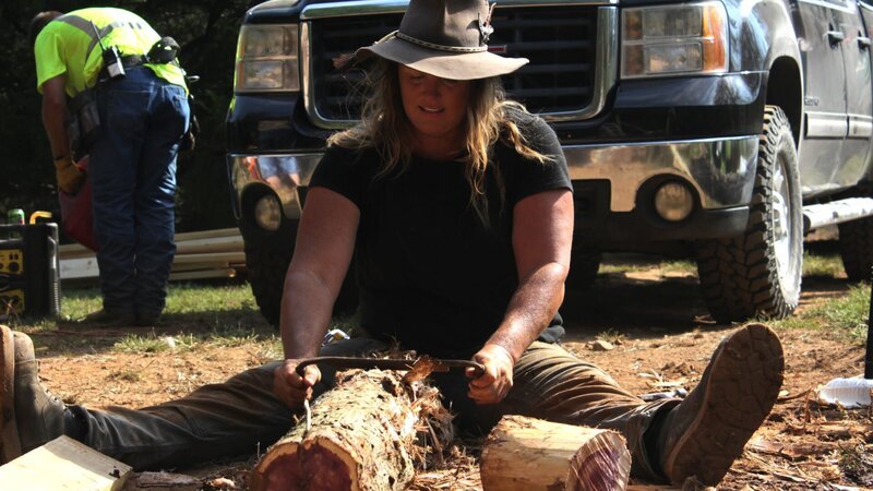 Misty Raney beim Sägen eines Baumstamms – Bild: Discovery Channel /​ Photobank 36803_ep308_007 /​ Discovery Communications, LLC