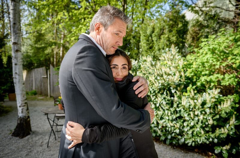 Christoph (Dieter Bach, l.) verspricht Lale (Yeliz Simsek, r.), dass Golfturnier als Charity für die Theo Licht Stiftung zu nutzen. – Bild: ARD/​WDR/​Christof Arnold