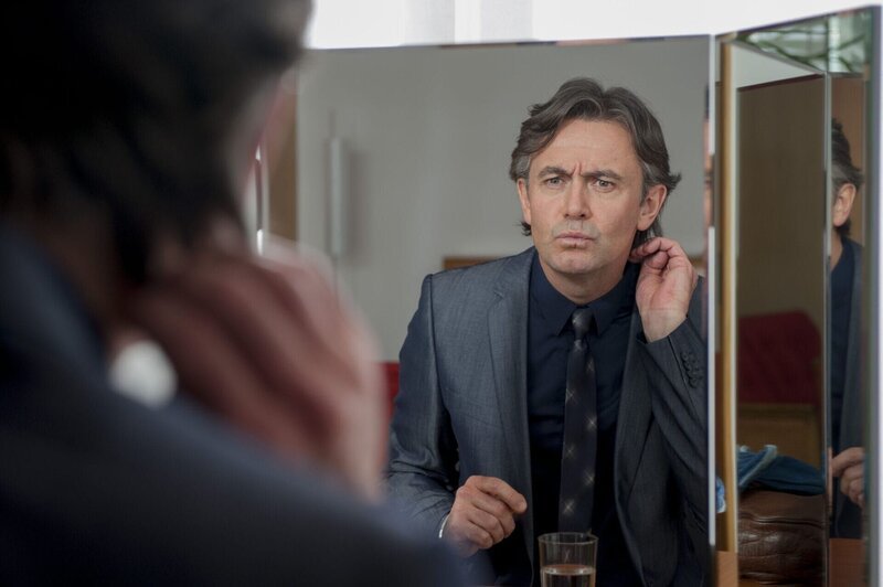 Ahnt nicht, dass sein Leben auf dem Spiel steht: Meisner (Robert Lohr) … – Bild: SAT.1 /​ Martin Rottenkolber