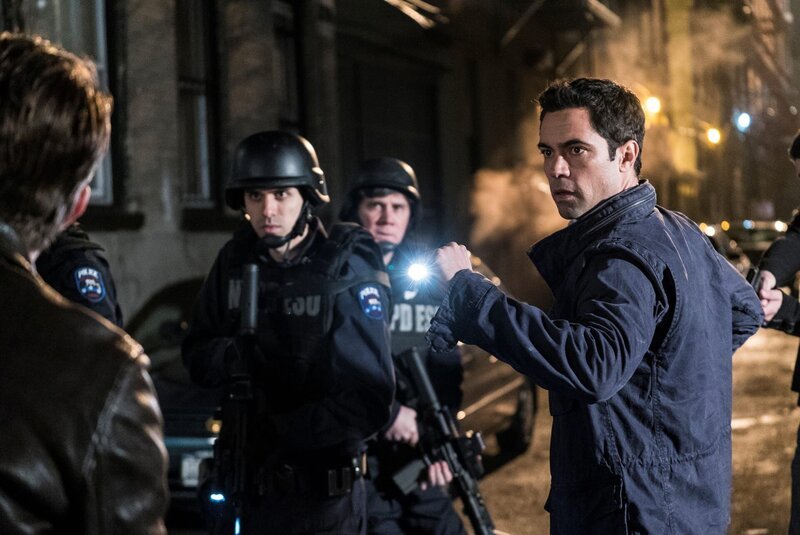 Detective Amaro (Danny Pino) versucht samt Sondereinsatzkommando, Ohen aus den Fängen seines Entführers zu befreien. Doch der Kleine ist völlig unversehrt und plötzlich steht die eigene Mutter unter Verdacht … – Bild: NBC /​ Universal