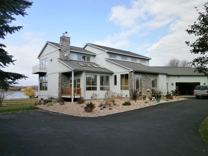 The front exterior of the Shoreview Estate with the lake in the background, as seen onMy Lottery Dream Home. (front exterior) – Bild: 2015, HGTV/​ Scripps Networks, LLC. All Rights Reserved.