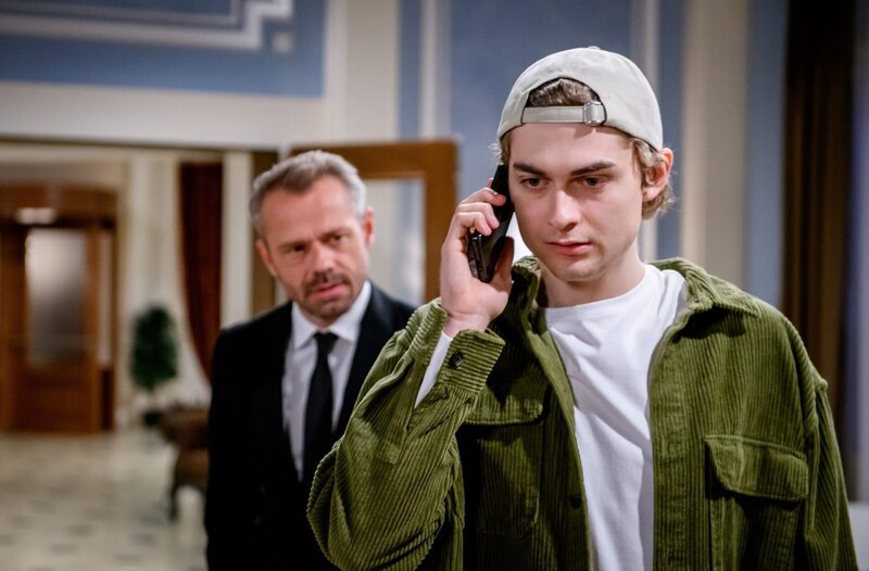 Erik (Sven Waasner, hinten) staunt nicht schlecht, als er heimlich einen Blick in Caspars (Andreas Hagl, vorne) Personalausweis wirft. – Bild: ARD/​WDR/​Christof Arnold