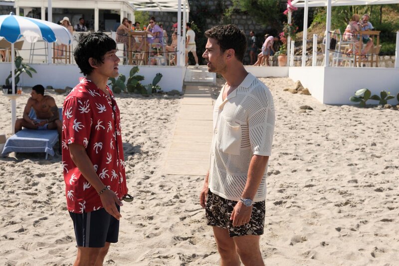 L-R: Ethan Spiller (Will Sharpe) und Cameron Sullivan (Theo James) – Bild: Fabio Lovino/​HBO /​ Warner /​ Die Verwendung ist nur bei redaktioneller Berichterstattung im Rahmen einer Programmankündigung ab 2 Monate vor der ersten Auss /​ © 2021 Home Box Office, Inc. All rights reserved. HBO® and all related  …