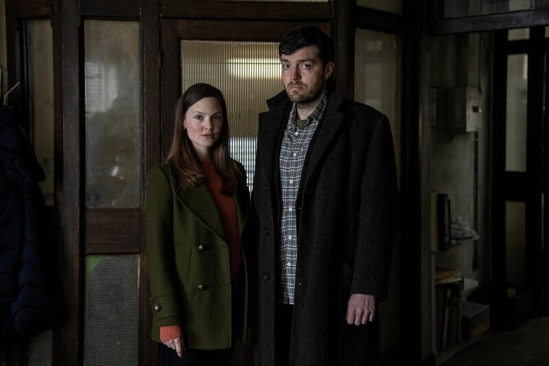 l-r: Robin Ellacott (Holliday Grainger), Cormoran Strike (Tom Burke) – Bild: Luke Varley/​HBO /​ Warner /​ Die Verwendung ist nur bei redaktioneller Berichterstattung im Rahmen einer Programmankündigung ab 2 Monate vor der ersten Auss /​ © Home Box Office, Inc. All rights reserved. HBO® and all related programs are  …