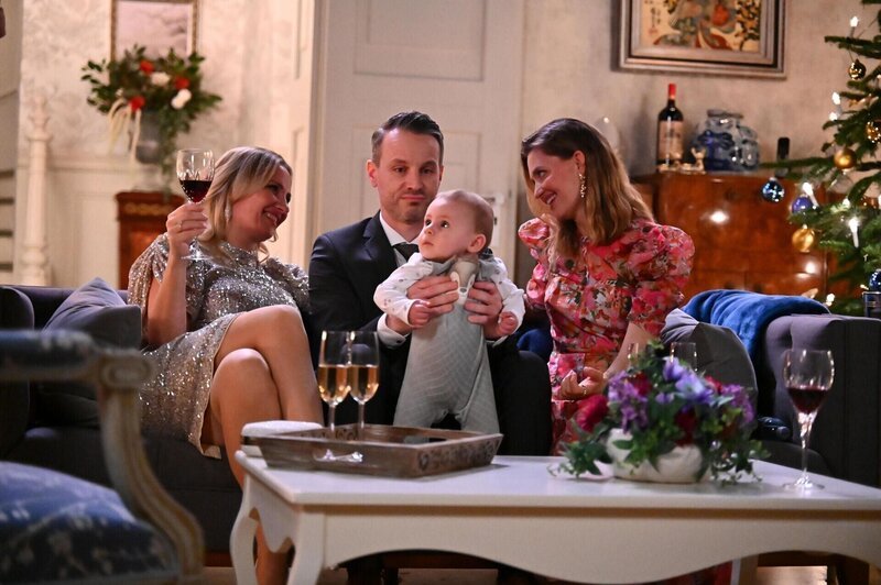 Isabelle (Ania Niedieck, l.), Kilian (Marc Dumitru) und Nathalie (Amrei Haardt) feiern mit Baby Diego und den Steinkamps Silvester. – Bild: Julia Feldhagen