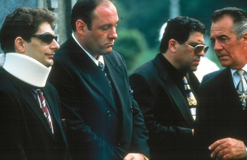 L-R: Christopher Moltisanti (Michael Imperioli), Tony Soprano (James Gandolfini), Johnny ‚Sack‘ Sacramoni (Vincent Pastore), Paulie ‚Walnuts‘ Gualtieri (Tony Sirico) – Bild: Sky Atlantic