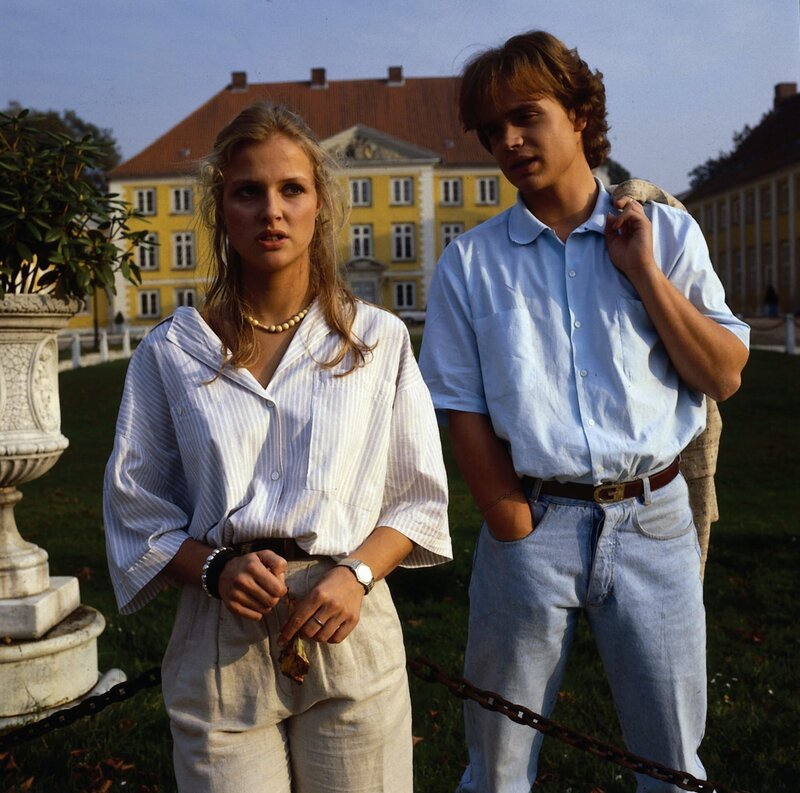 1. Tobias (Alexander Wussow) ist aus Berlin auf Besuch gekommen. Er versucht, mit Nane (Katharina Böhm) ins Gespräch zu kommen, doch sie verhält sich abweisend. – Bild: Michael Köhler/​NDF