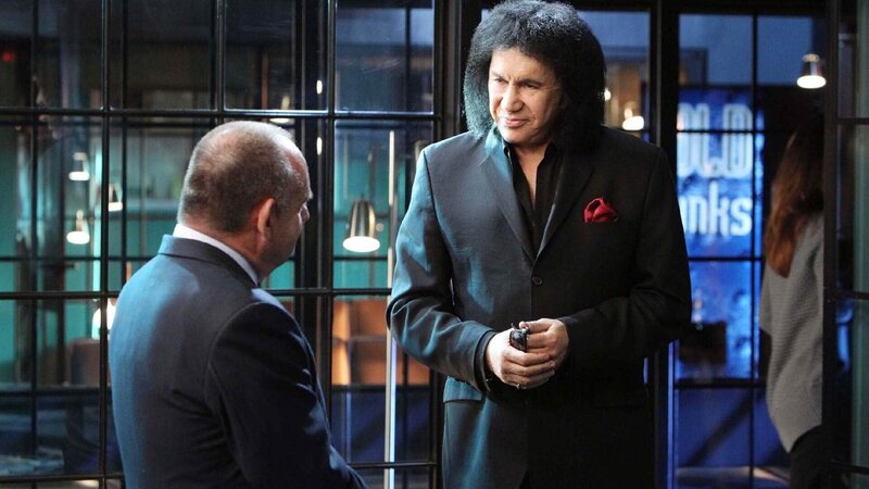 Die Ermittlungen im Mordfall eines Groupies führen Captain Jim Brass (Paul Guilfoyle, l.) zu einem ersten Verdächtigen:  Gene Simmons (spielt sich selbst), den Bassisten der Rockgruppe „Kiss“. – Bild: MG RTL D