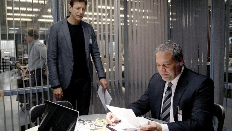 Detective Zach Nichols (Jeff Goldblum, l.) und Detective Robert Goren (Vincent D’Onofrio) tun alles dafür, den Mord an ihrem geschätzten Chef aufzuklären. – Bild: MG RTL D/​ NBC Universal