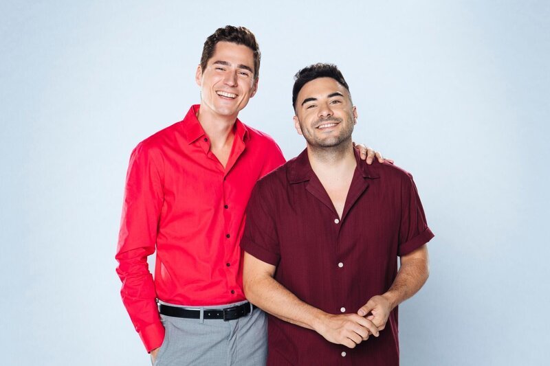 Timothy Boldt (l., spielt „Ringo Huber“) und Lars Steinhöfel (spielt „Easy Winter“) +++ Die Verwendung des sendungsbezogenen Materials ist nur mit dem Hinweis und Verlinkung auf RTL+ gestattet. – Bild: RTL /​ Julia Feldhagen