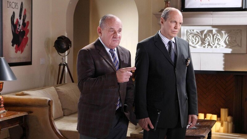 Captain Jim Brass (Paul Guilfoyle, l.) und Conrad Ecklie (Marc Vann) konfrontieren den Verdächtigen mit ihren Vermutungen. – Bild: MG RTL D