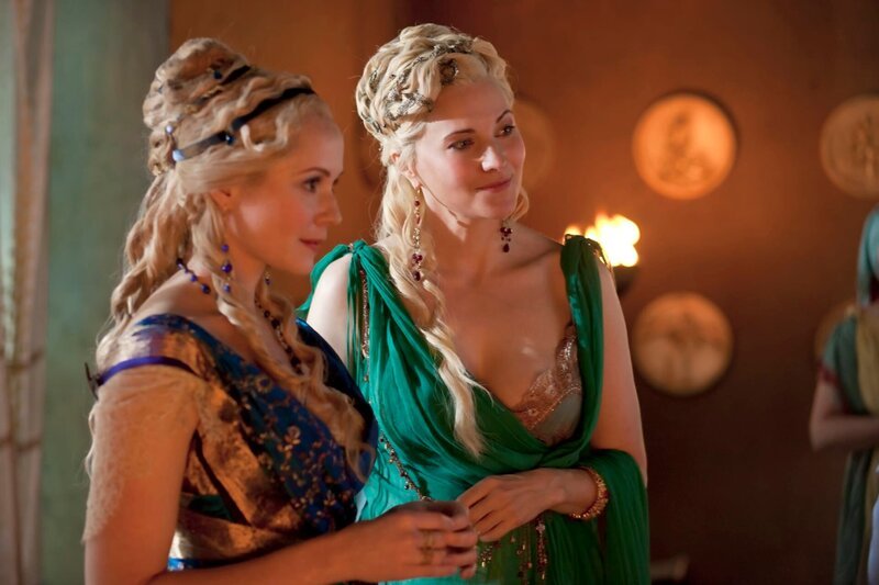 Die reiche und mächtige Licinia (Brooke Harman, l.), eine Cousine von Marcus Crassus, beauftragt Lucretia (Lucy Lawless, r.), den Wert der Gladiatoren zu testen … – Bild: Starz Entertainment, LLC