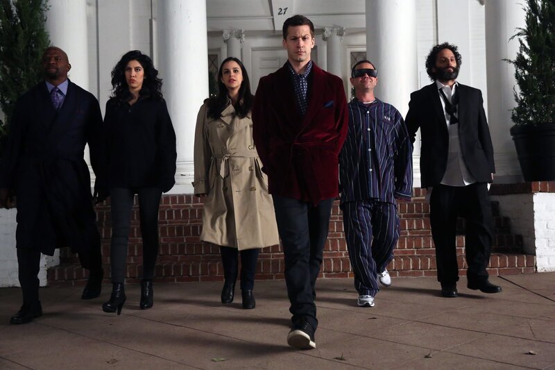 (v.l.n.r.) Terry Jeffords (Terry Crews); Rosa Diaz (Stephanie Beatriz); Amy Santiago (Melissa Fumero); Jake Peralta (Andy Samberg); Charles Boyle (Joe Lo Truglio); Adrian Pimento (Jason Mantzoukas) – Bild: John P. Fleenor /​ UNIVERSAL TELEVISION LLC