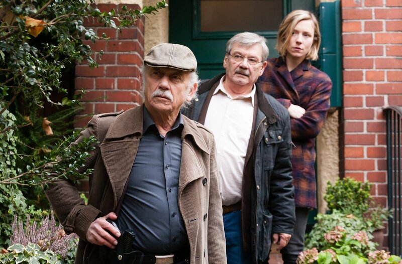 ARD PROGRAMMDIREKTION, RENTNERCOPS, neue Vorabendserie (8 Folgen), Folge 6 „Atemlos durch die Nacht“, am Dienstag (05.05.15) um 18:50 Uhr im Ersten. Karla Neuhaus (Friederike Linke, r.) ist die einzige Zeugin in einem Mordprozess, Edwin (Tilo Prückner, l.) und Günter (Wolfgang Winkler, M.) bewachen sie. – Bild: ARD/​Kai Schulz