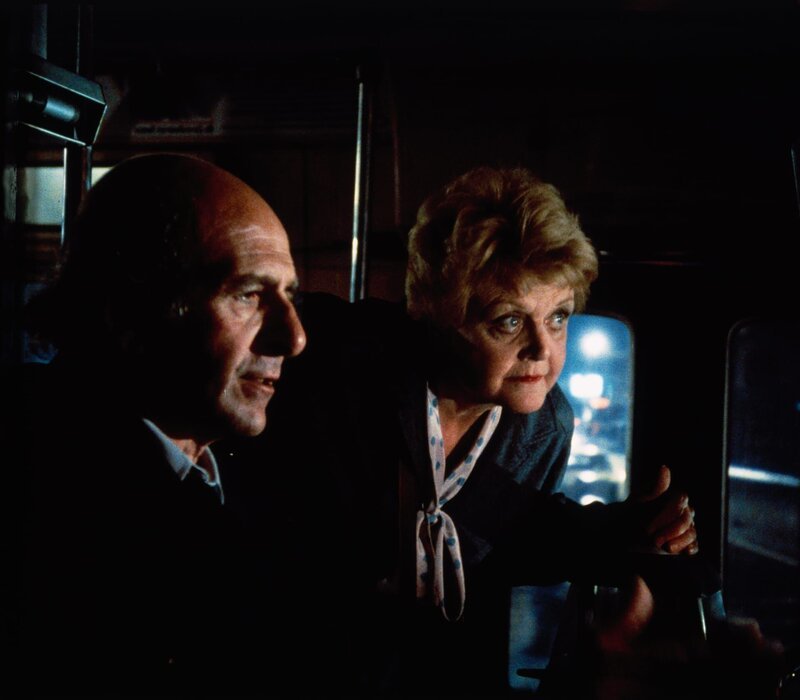 Lieutenant Varick (Herb Edelman, l.) und Jessica (Angela Lansbury, r.) machen eine interessante Entdeckung … – Bild: Turner /​ (c) NBC UNIVERSAL TELEVISION. ALL RIGHTS RESERVED.
