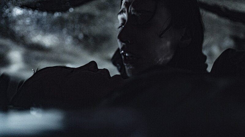 Tuva (Madeleine Martin, r.) beruhigt Ida (Moa Gammel Ginsburg, l.). – Bild: Josef Persson