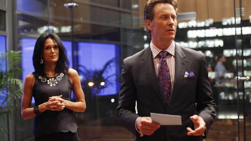 Dean Johnson (Rosa Arredondo) hört dem Pharmaunternehmer Ben Langston (Steven Weber) zu, der den Gewinner eines mit 20 Millionen Dollar dotiertes Stipendium bekannt gibt. Kurze Zeit später verschwindet er spurlos. – Bild: Foto: VOX /​ NBC Universal
