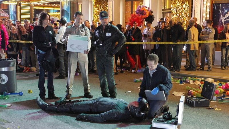 (v.l.) Sara Sidle (Jorja Fox), Officer Akers (Larry Sullivan), Nick (George Eads) und David Phillips (David Berman, knieend) müssen herausfinden, ob der verunglückte Täter nur das Opfer eines abgekarteten Ablenkungsmanövers war … – Bild: MG RTL D