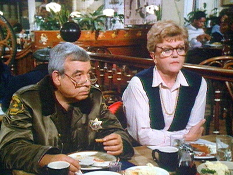 Jessica (Angela Lansbury) und Amos (Tom Bosley) wurden ins Joshua Peabody Inn eingeladen. – Bild: Warner TV Serie