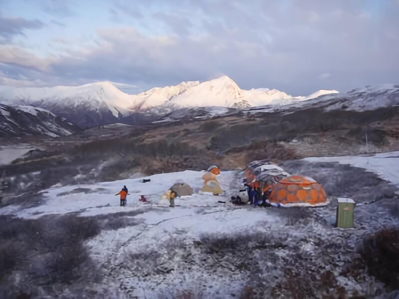 In der eisigen Wildnis Alaskas müssen sie ohne fremde Hilfe um ihr Überleben kämpfen und sich selbst ihren Weg zurück in die Zivilisation bahnen. – Bild: Discovery Communications, Inc.